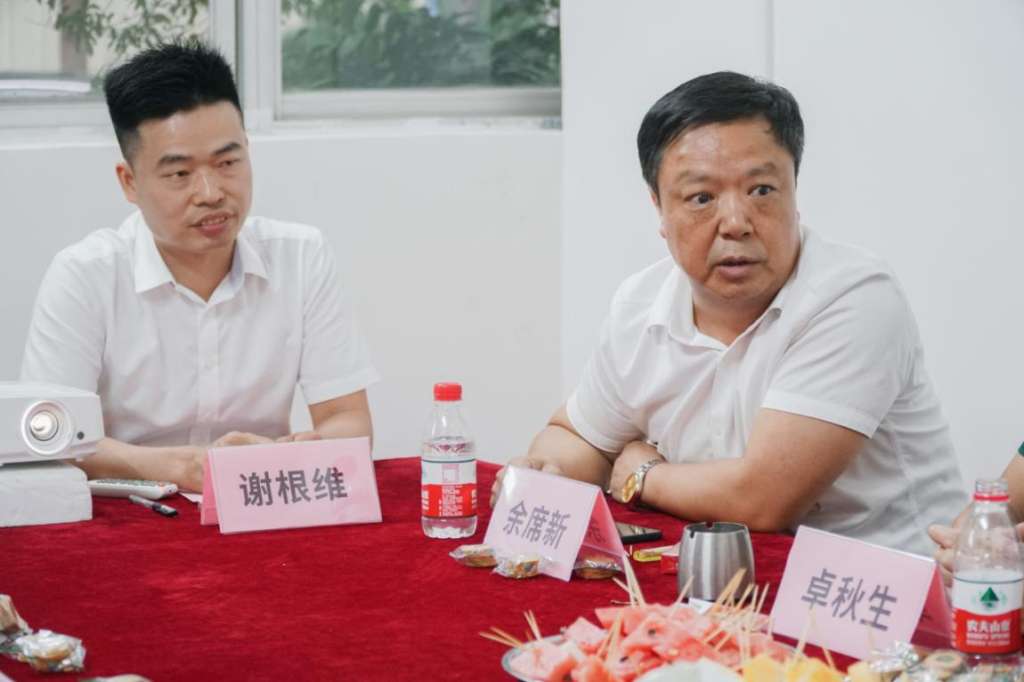 区民企局局长钟群